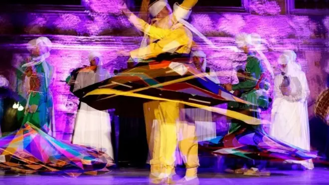 يوم الأربعاء في القاهرة، فرقة مصرية تؤدي رقصة التنورة، التي تجسد أسلوب الرقص الصوفي بالدوران حول النفس والتأمل..