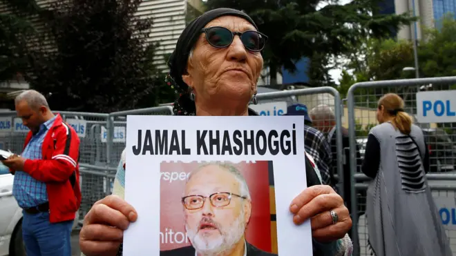متظاهرة تحمل صورة خاشقجي أمام القنصلية السعودية في إسطنبول