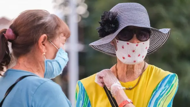 Маски - такі вимоги карантинних обмежень в Україні. Проте лікар-епідеміолог радить обов'язково отримуватися дистанції і уникати приміщень, де хтось пчихає