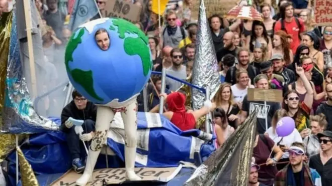 Unjuk rasa di sela-sela KTT G20 dilatari sikap Presiden AS Trump yang mundur dari Kesepakatan Paris tentang perubahan iklim.