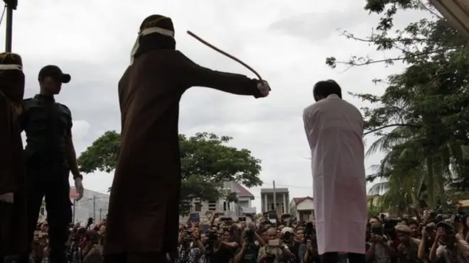 มีการลงโทษเฆี่ยนชายสองคน ที่เวทีด้านหน้ามัสยิดแห่งหนึ่งในเมืองบันดาอาเจะห์