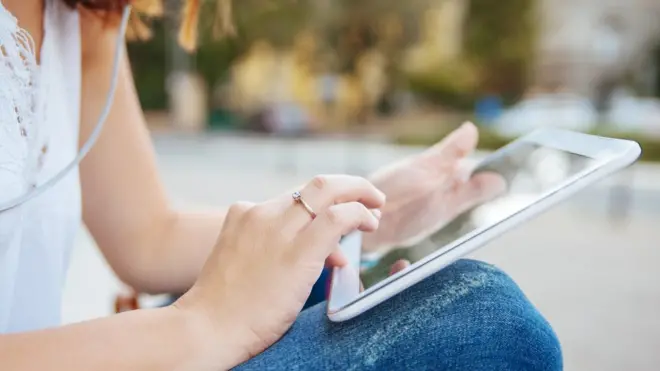 امرأة تستخدم أيباد.