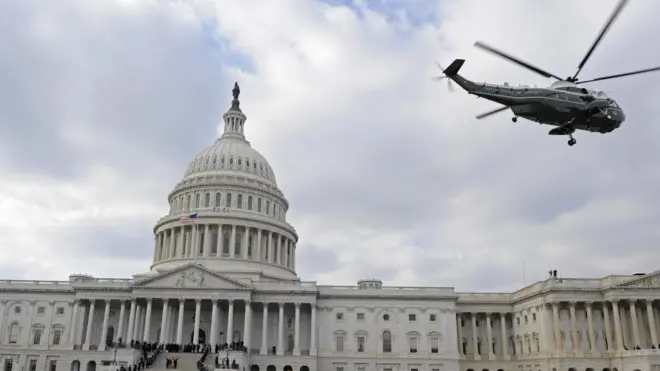 د امریکا د اساسي قانون له مخې، نوی ولسمشر له ټاکنو وروسته د راتلونکي میلادي کال د جنورۍ په شلمه د لوړې مراسم پر ځای کوي.