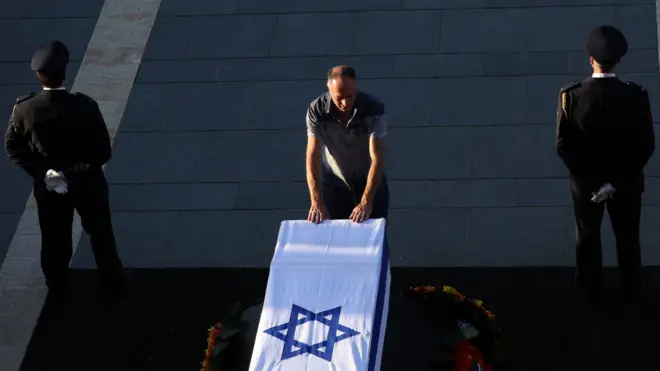 An Israeli man pays his respects at the coffin of former Israeli president Shimon Peres at the plaza outside the Knesset, Israel"s Parliament, on September 29, 2016 in Jerusalem.