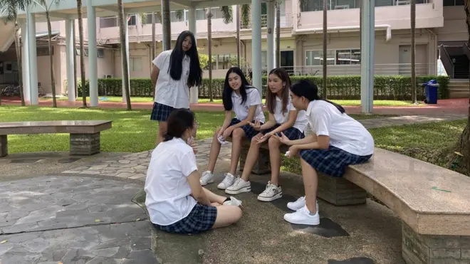 สมาชิกทีม Spicy STEMmers ที่ได้รางวัลจากสมาคมการศึกษาสากลแห่งอังกฤษ