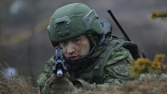 Военный с автоматом