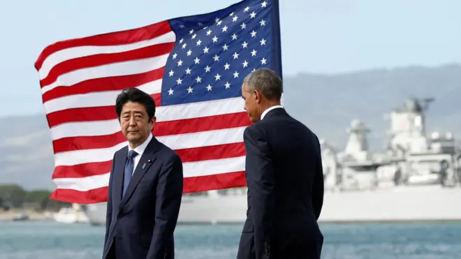 安倍晋三（左）与奥巴马（右）在珍珠港美军基地（27/12/2016）