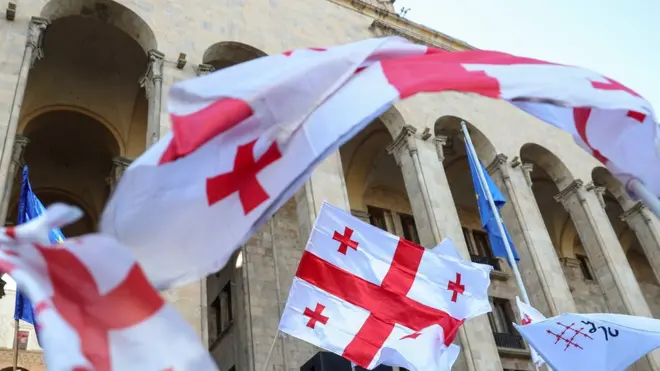 Грузинские флаги у здания парламента
