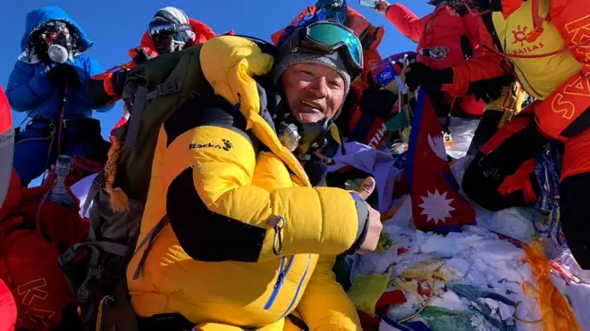 जाङ्बु शेर्पा सगरमाथामा पुगेपछि।