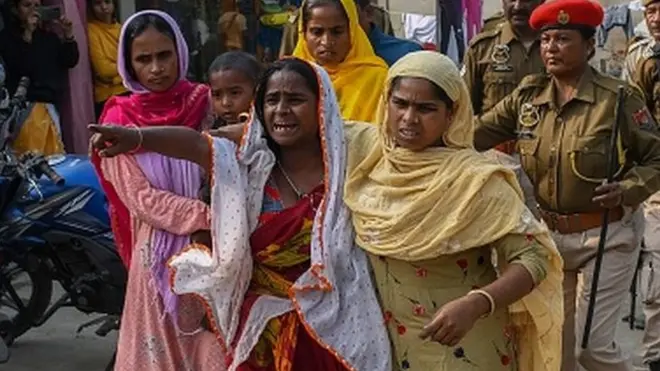 نساء يتظاهرن ويتوسلن لرؤية أزواجهن المعتقلين