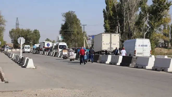 Кыргыз-казак чек арасынан өтүү 10-октябрда кыйындап, ушу тапта жүк ташуучу унаалар гана өтө албай жатат