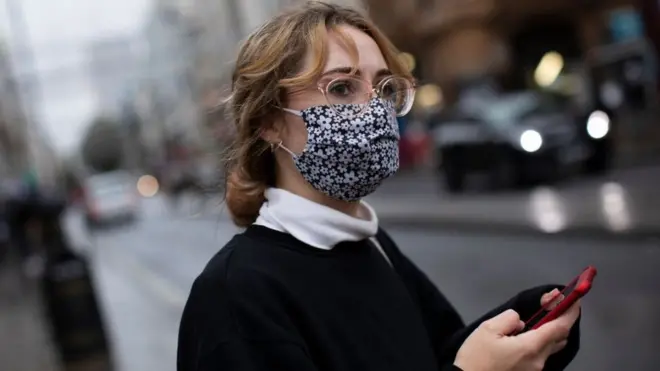Une femme avec un masque