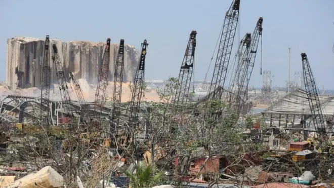 مرفأ بيروت المدمر