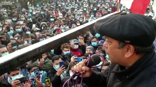 बिरोध प्रदर्शनलाई सम्बोधन गर्दै नेपाली कांग्रेसका नेता गगन थापा।