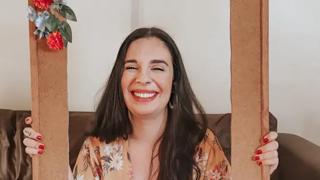 巴西艺术家萨比娅（Marcela Sabia）一直在与社交媒体上分享插图，并传达有关在病毒大流行期间，如何保护心理健康的信息。