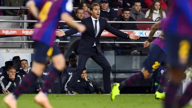 لوبيتيغيه ينفعل خلال مباراة فريقه أمام برشلونة