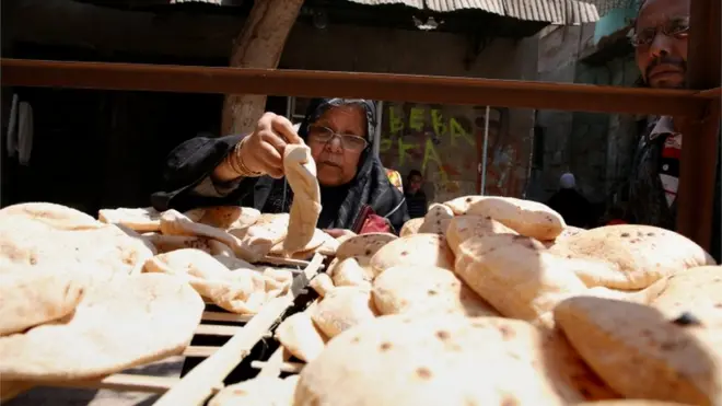 مصرية تشتري الخبز
