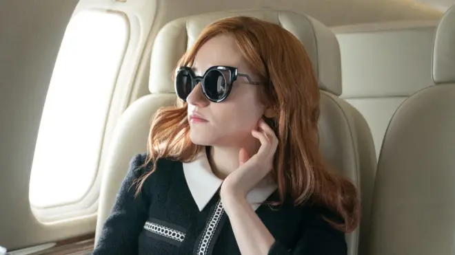 Inventing Anna'da Julia Garner Anna Sorokin rolünü oynuyor.