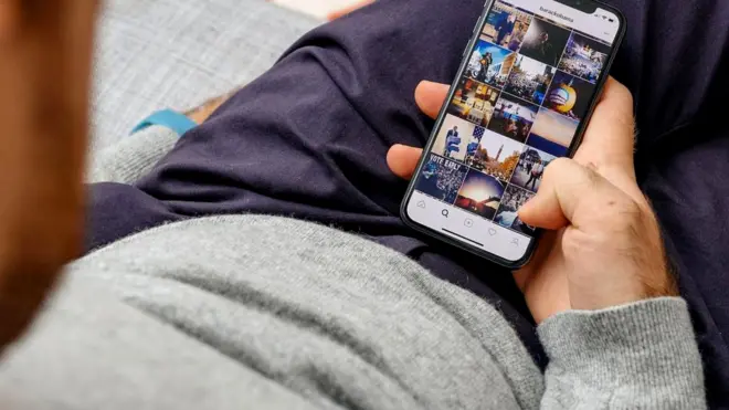 Смартфон в руке