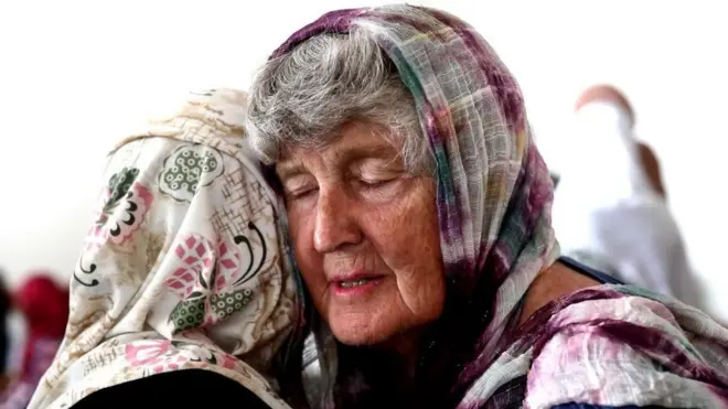 Seorang warga Kota Christchurch memeluk seorang warga Muslim.