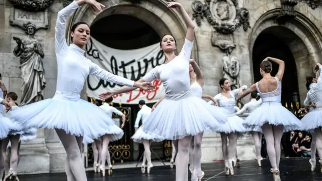 Các vũ nữ ba lê của Nhà hát Opera biểu diễn để phản đối chính phủ trước Palais Garnier, Paris