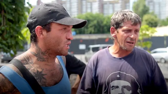 Участники праворадикальной группировки напали с топорами на цыганское нелегальное поселение в Голосеевском парке в Киеве, порвали палатки и распугали их жителей.