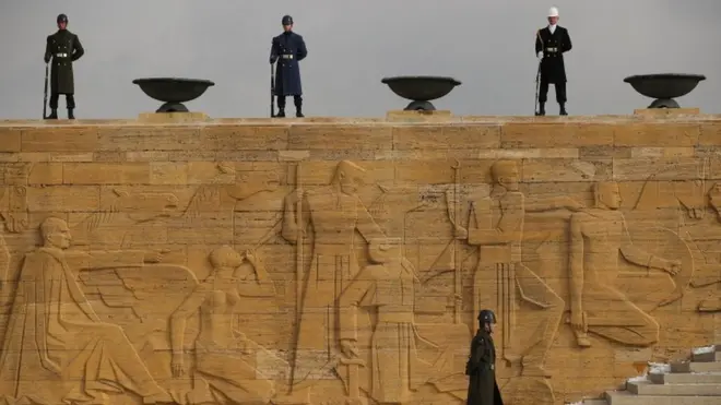 جنود أتراك في نصب تذكاري