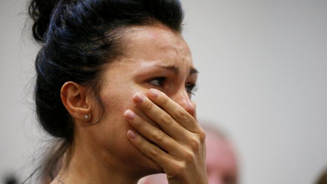 基辅鲍里斯波尔国际机场一名据信是PS752航班的女家属掩面流泪（8/1/2020）