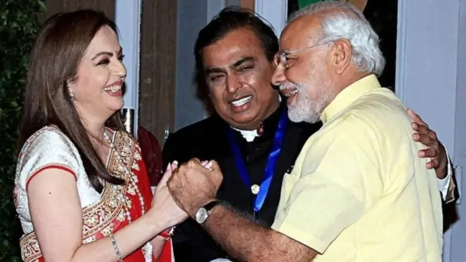 મુકેશ અંબાણી, નીતા અંબાણી સાથે નરેન્દ્ર મોદી