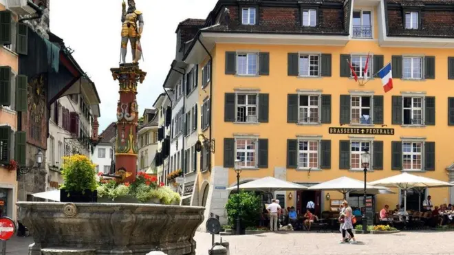 ما سر "تقديس" بلدة سويسرية للرقم 11؟