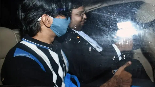 मोहम्मद ज़ुबैर अपने वकील के साथ