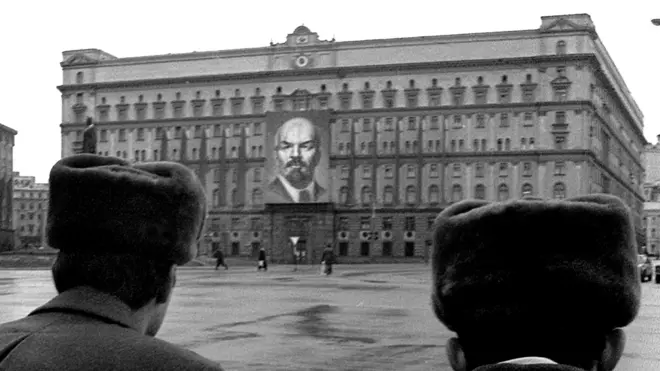 Два милиционера на фоне здания на Лубянке и памятника Дзержинскому