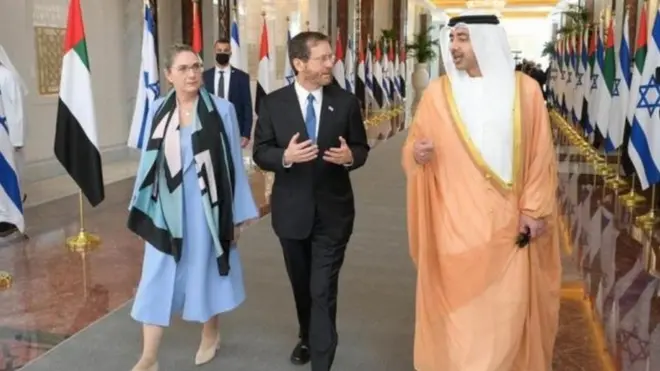 په متحده عربي اماراتو کې د دې هېواد بهرنیو چارو وزیر شیخ عبدالله بن زاید آل نهیان د ښاغلي هرتزوګ هرکلی ته ورغلی و.