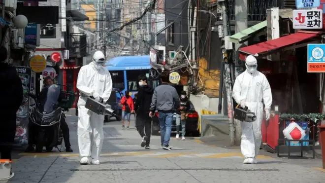 Korsel mengerahkan petugas untuk menyemprotkan disinfektan di kawasan hiburan Itaewon, Kota Seoul.