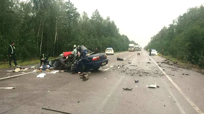Легковик виїхав на зустрічну смугу й зіткнувся з вантажівкою