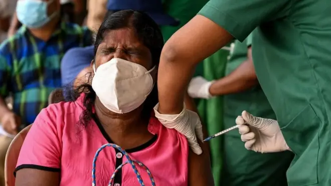 යළි හිස ඔසවන කොවිඩ්;