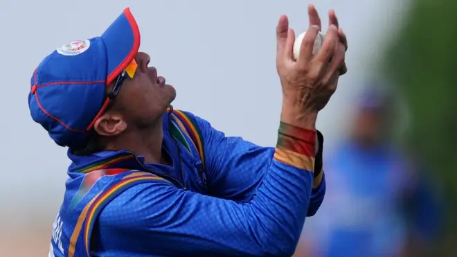 له ٣٠ اوورونو وروسته افغانستان ١٢٢ منډې درلودې او د پيل دوه لوبغاړي يې سوځېدلي و.