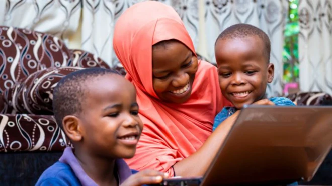 ኣደ ምስ ደቃ