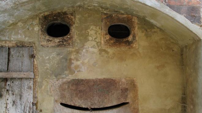 Uma parede na Toscana, Itália, que lembra um rosto sorridente