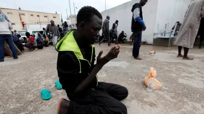 مهاجرون في مركز احتجاز في طرابلس