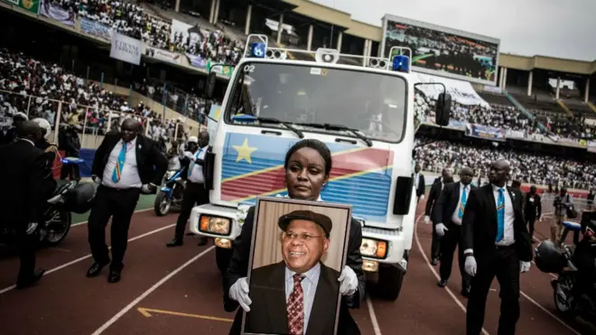 ስእሊ ቀዳማይ ሚኒስትርን መራሒ ተቓዋሚ ሰልፍን ዲሞክራሲያዊት ሪፐብሊክ ኮንጎ ዝነበረ ኢቴን ቲሺኬዲ ዝሓዘት ሰበይቲ