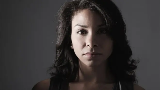 Une femme qui regarde l'objectif