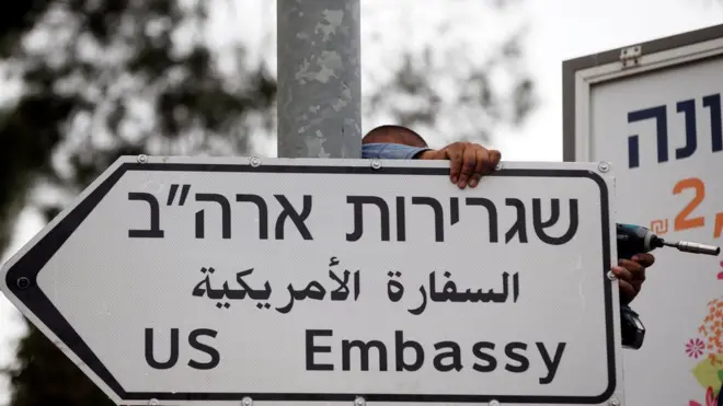 Petunjuk ke arah Kedutaan Besar AS di Yerusalem sudah dipasang di sekitar kawasan Konsulat Jenderal AS.