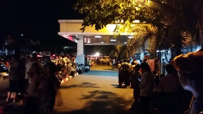 ဦးကိုနီနဲ့ ကိုနေဝင်းရဲ့ အလောင်းတွေထားရာ ဆေးရုံရှေ့မှာ လူတွေစုရုံးနေ