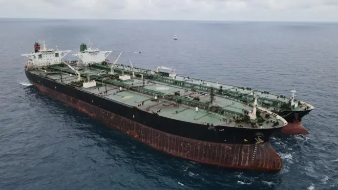 Kapal tanker berbendera Iran diduga melakukan transfer minyak secara ilegal ke kapal tanker Panama di perairan Kalimantan.
