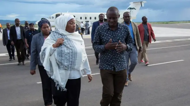 Makamu wa Rais Samia Suluhu Hassan akiwa na mkuu wa Mkoa wa Arusha Mhe Mrisho Gambo pamoja na Viongozi wa wengine wa mkoa huo