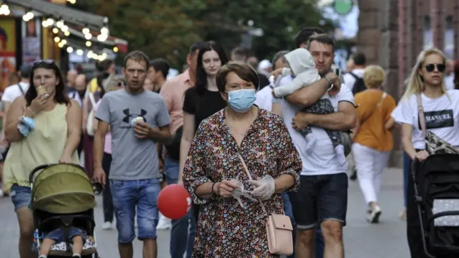 Перехожі на Хрещатику у Києві