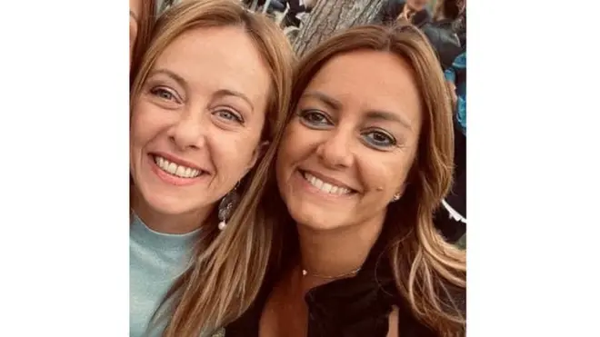 نشرت جيورجيا ميلوني (يسار) صورة لها مع نيكوليتا غوليسانو