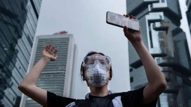 Manifestante con su teléfono móvil.