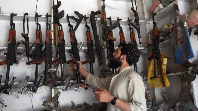 یہ مہم نیشنل ایکشن پلان کا ہی ایک حصہ ہے اور اس مہم میں لوگوں سے کہا گیا ہے کہ اگر انھوں نے 31 جنوری تک اپنا غیر قانونی اسلحہ خاص طور پر بھاری اسلحہ انتطامیہ کے پاس جمع نہ کرایا تو پھر ان کے خلاف کارروائی کی جائے گی۔